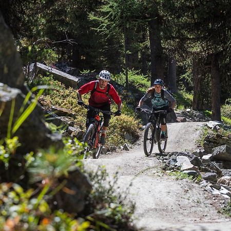 BaseCamp Hotel Zermatt Bagian luar foto